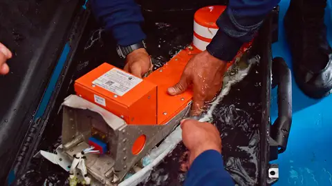 Una de las cajas negras del avión de AirAsia Una de las cajas negras del avión de AirAsia