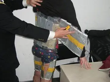 Imagen del contrabandista enfundado en los teléfonos. Imagen del contrabandista enfundado en los teléfonos.