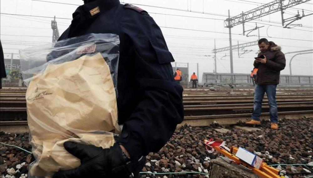 Un agente trabaja con un supuesto paquete bomba en Bruselas.