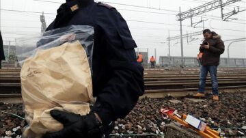 Un agente trabaja con un supuesto paquete bomba en Bruselas.