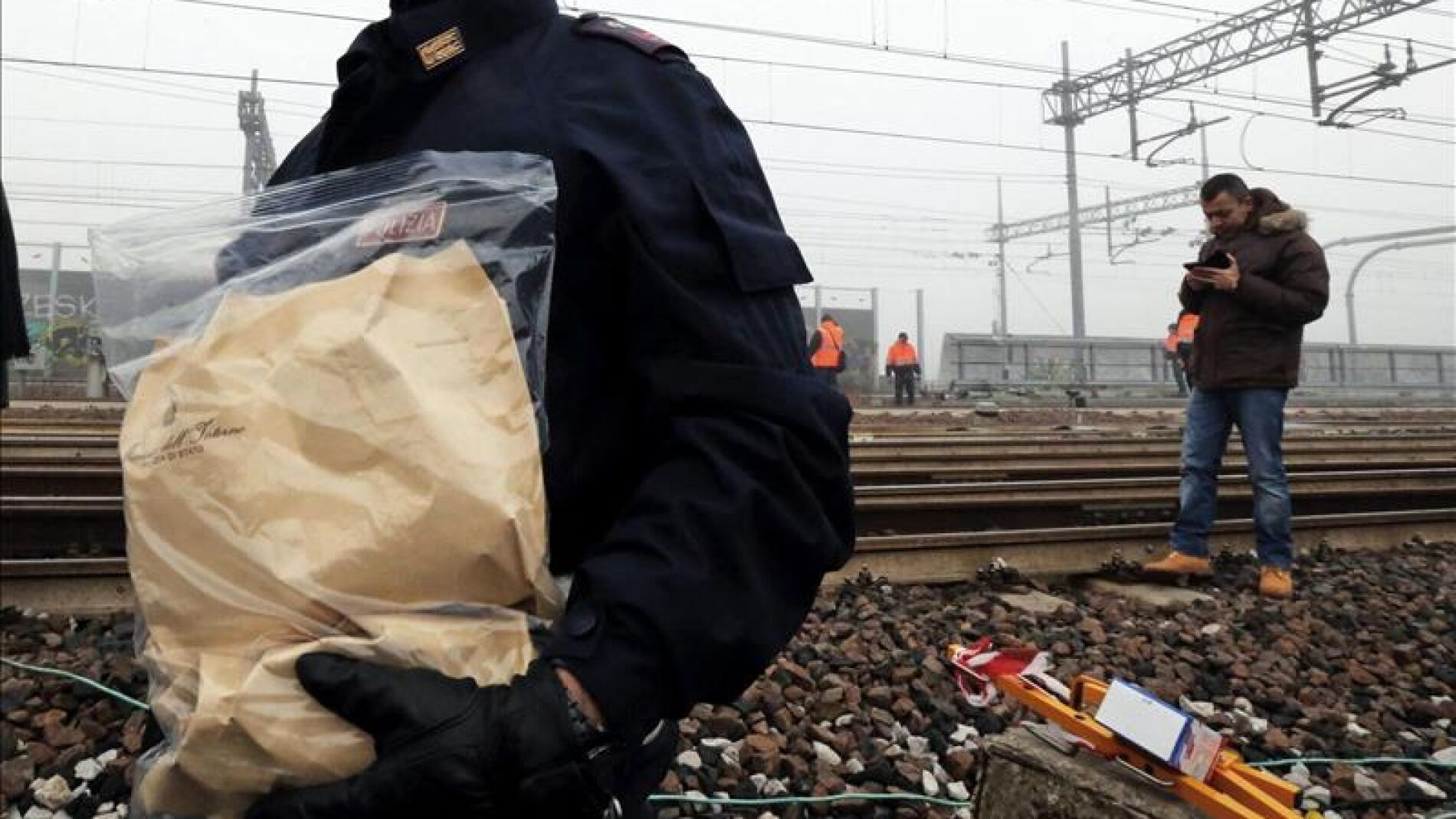 Un agente trabaja con un supuesto paquete bomba en Bruselas.