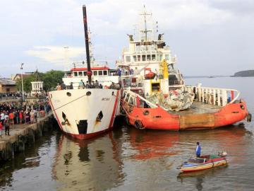 Labores de rescate del avión siniestrado de AirAsia.