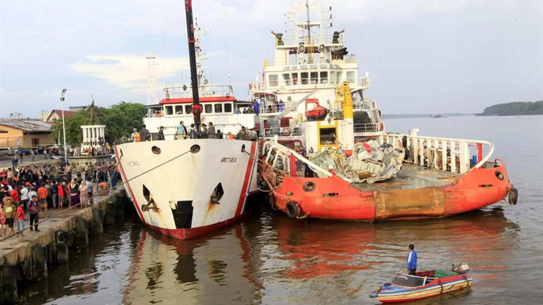 Labores de rescate del avión siniestrado de AirAsia. Labores de rescate del avión siniestrado de AirAsia.