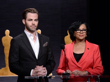 Chris Pine y la presidenta de la Academia de Hollywood, Cheryl Boone Isaacs.