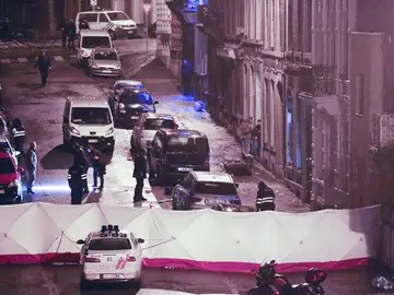 Varios policías permanecen en la calle donde se llevó a cabo una operación antiterrorista Varios policías permanecen en la calle donde se llevó a cabo una operación antiterrorista