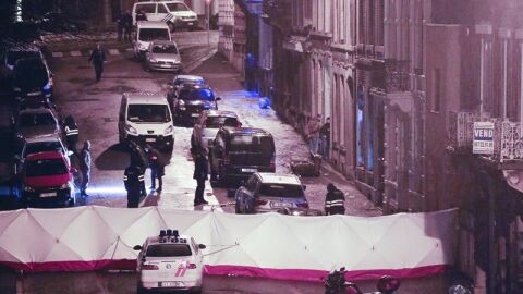 Varios polic&iacute;as permanecen en la calle donde se llev&oacute; a cabo una operaci&oacute;n antiterrorista