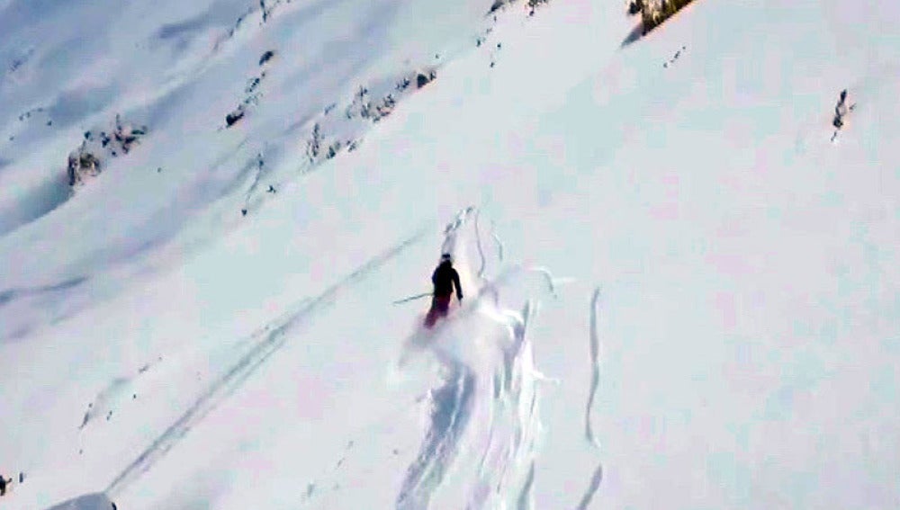 Un esquiador desciende una pendiente de nieve virgen en Francia