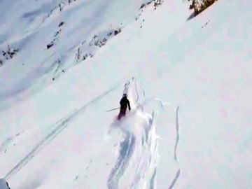 Un esquiador desciende una pendiente de nieve virgen en Francia