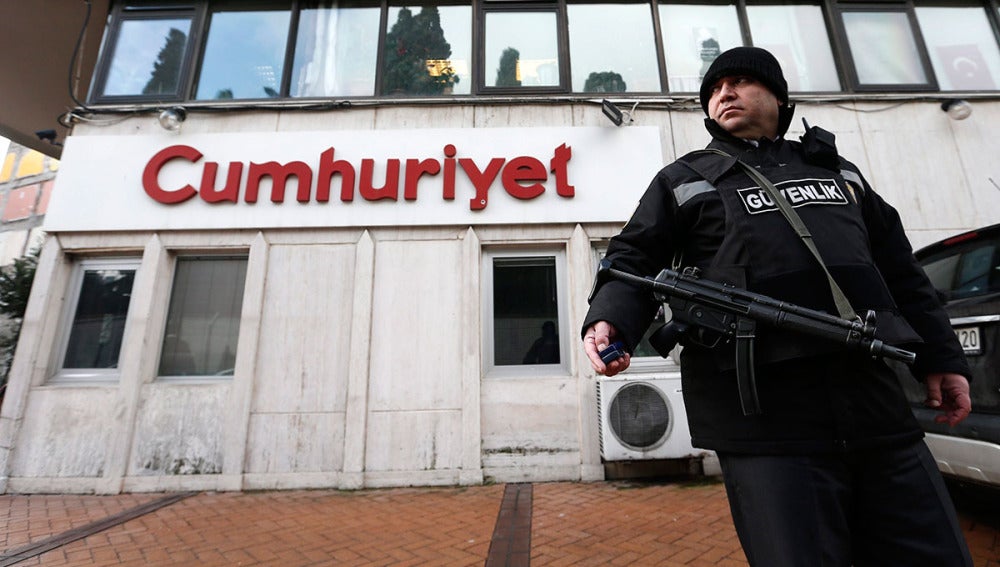 Una agente vigila la sede del Cumhuriyet, único diario en Turquía que ha publicado la portada de Charlie Hebdo