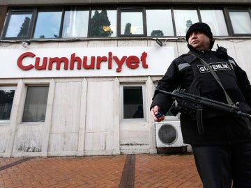 Una agente vigila la sede del Cumhuriyet, único diario en Turquía que ha publicado la portada de Charlie Hebdo