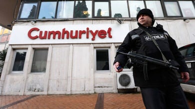 La policía turca lanza una redada contra el diario Cumhuriyet y detiene a varios periodistas