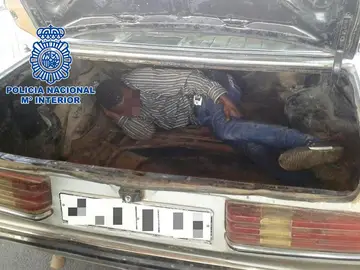 Inmigrante oculto en un vehículo Inmigrante oculto en un vehículo