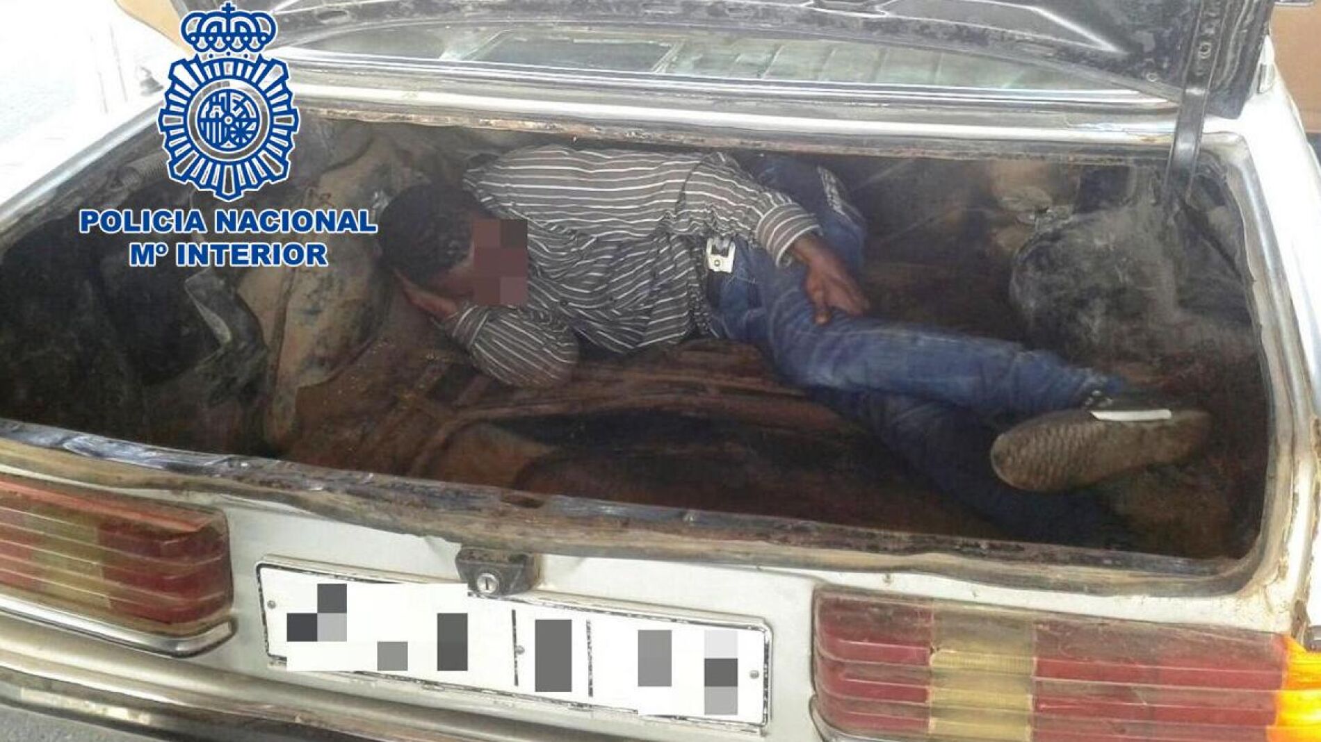 Inmigrante oculto en un veh&iacute;culo