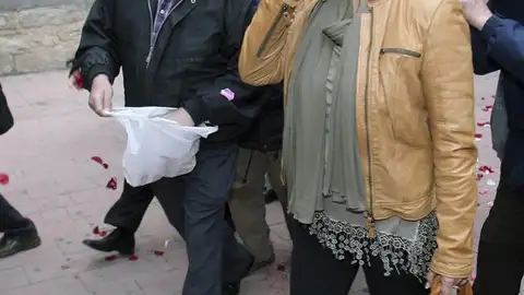 Sonia Castedo recibida por un admirador en la puerta del juzgado. Sonia Castedo recibida por un admirador en la puerta del juzgado.