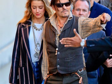 Johnny Depp y Amber Heard de la mano