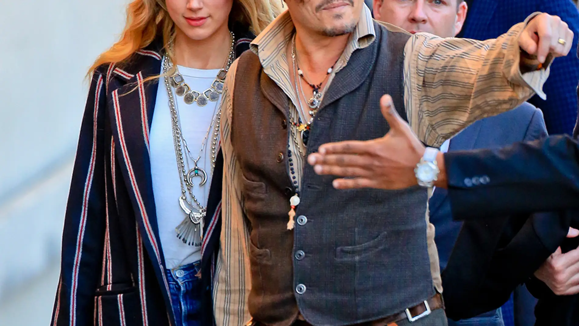 Johnny Depp y Amber Heard de la mano
