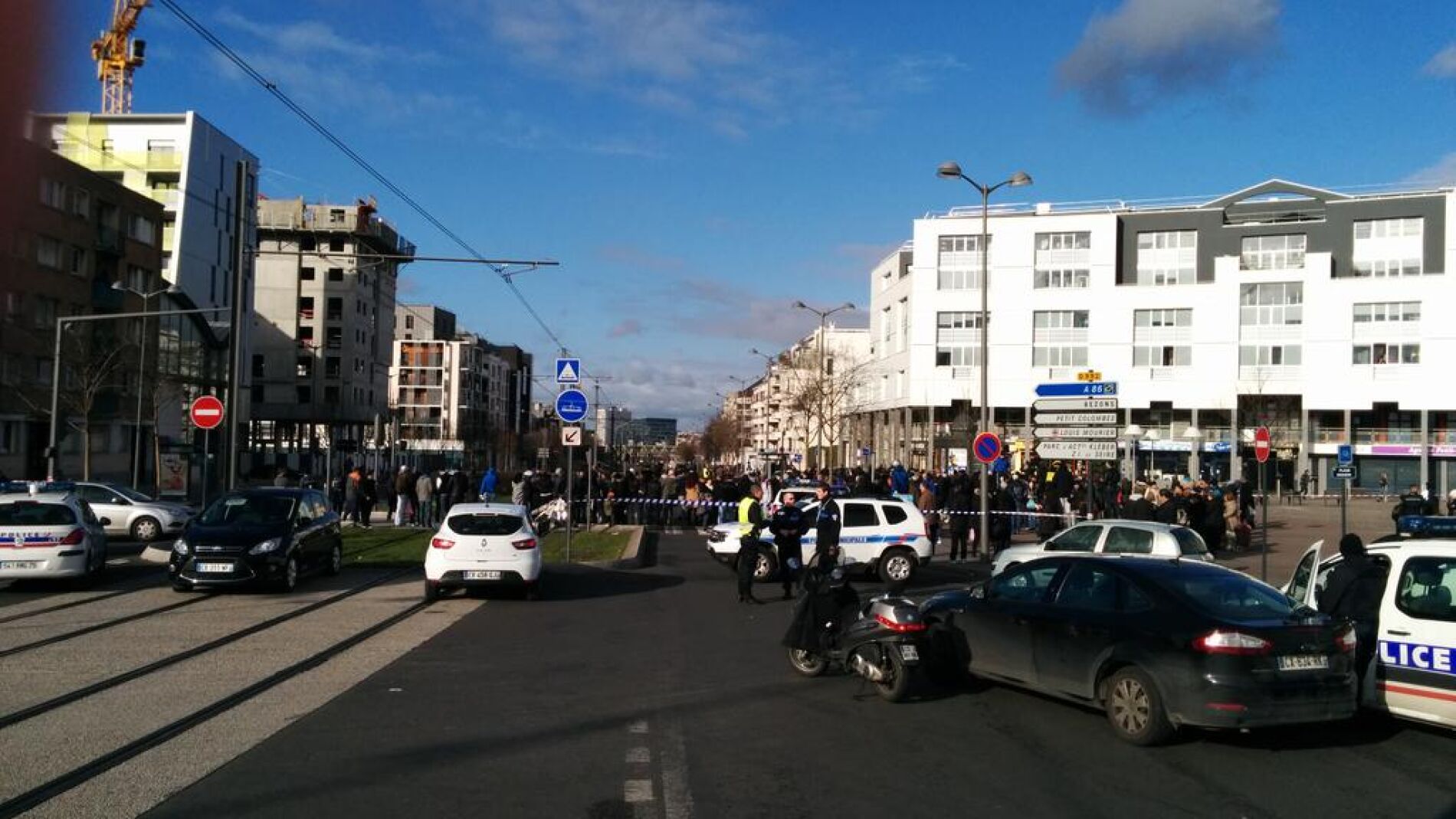 Fuerzas policiales rodean la oficina de correos de Colombes