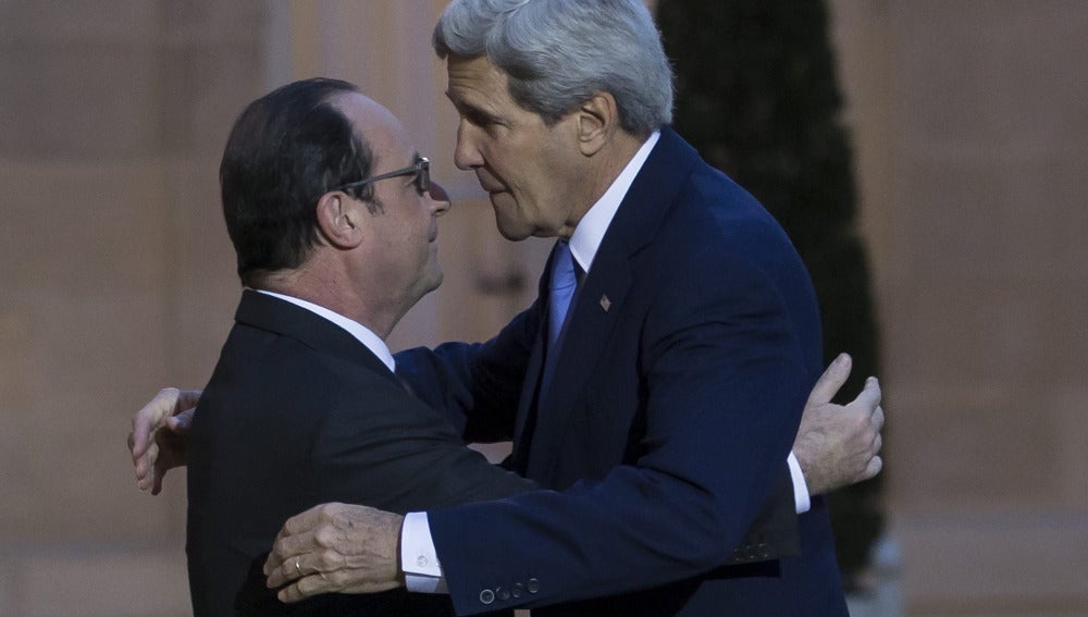 Abrazo en kerry y Hollande