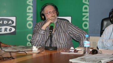 El periodista José Luis Alvite en los estudios de Onda Cero.