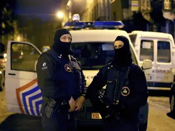 Dos agentes en la operación belga. Dos agentes en la operación belga.