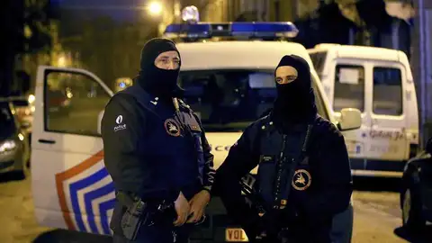 Dos agentes en la operación belga. Dos agentes en la operación belga.