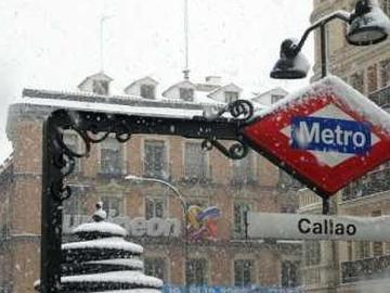 La estación de metro Callao cubierta de nieve en Madrid