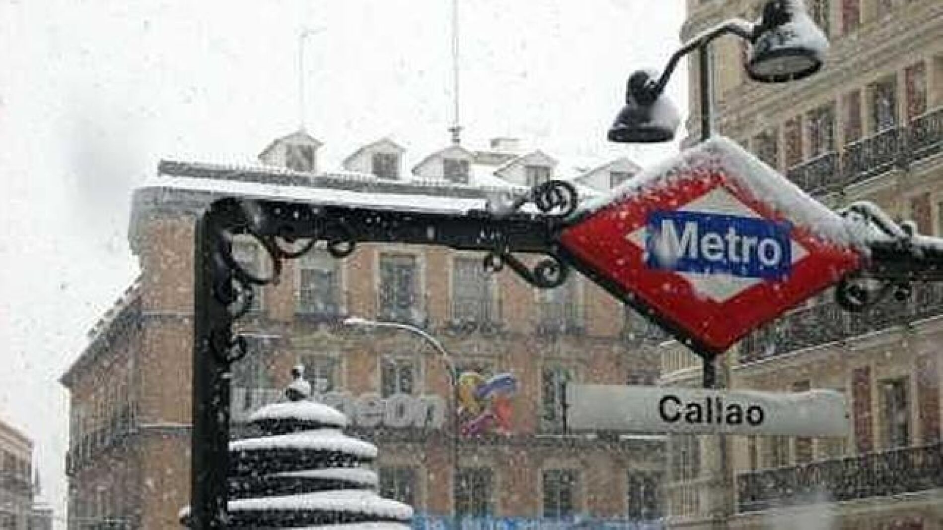 La estaci&oacute;n de metro Callao cubierta de nieve en Madrid