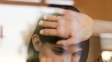 Una joven frente a un cristal