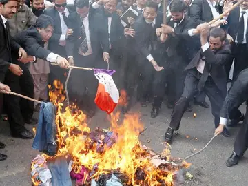 Abogados pakistaníes queman banderas de Francia. Abogados pakistaníes queman banderas de Francia.