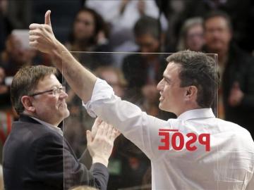 Pedro Sánchez saluda a los asistentes al mitin.