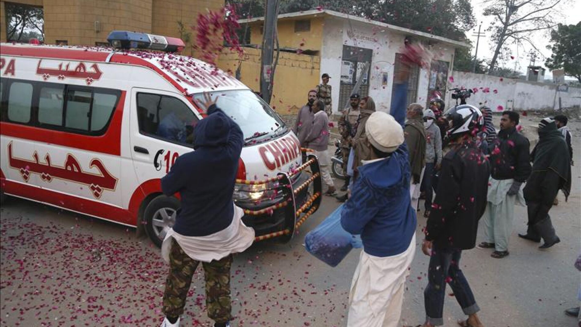 Tiran p&eacute;talos a la ambulancia que transporta el cuerpo del ejecutado.