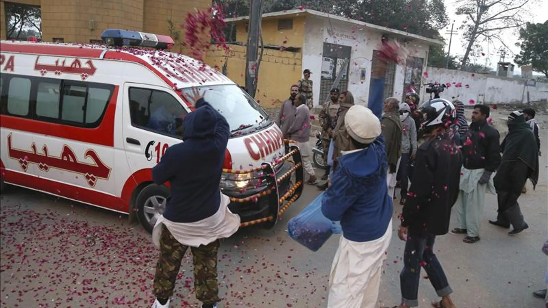 Tiran pétalos a la ambulancia que transporta el cuerpo del ejecutado. Tiran pétalos a la ambulancia que transporta el cuerpo del ejecutado.