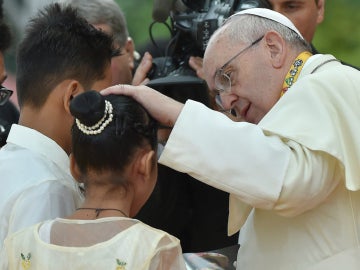 El papa Francisco, con Glyzelle Palomar