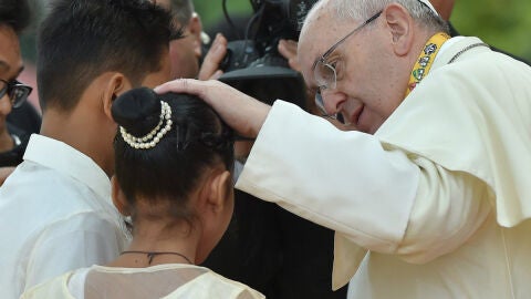 El papa Francisco, con Glyzelle Palomar