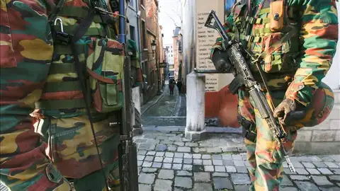 Las fuerzas de seguridad siguen buscando Abu Omar después de que las verificaciones de material genético revelases que lo existe conexión entre las detenciones en Atenas y la célula radical de Bélgica. Las fuerzas de seguridad siguen buscando Abu Omar después de que las verificaciones de material genético revelases que lo existe conexión entre las detenciones en Atenas y la célula radical de Bélgica.