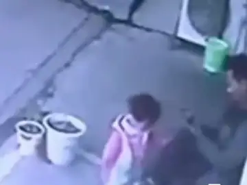 Niña china salva a su padre Niña china salva a su padre