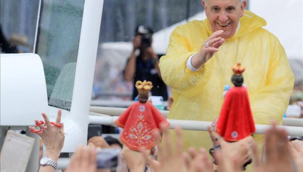 Cientos de miles de personas acuden a la misa papal en Manila