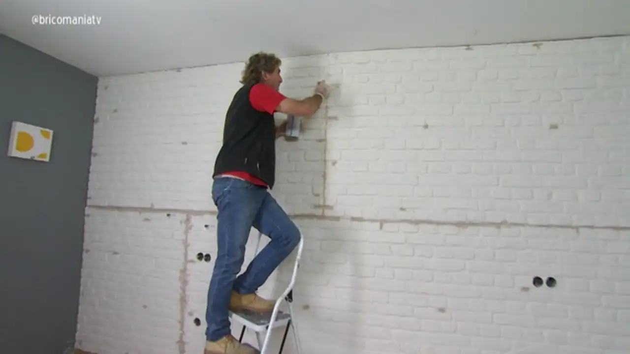 Revestimiento de una pared con un material que imita a la piedra