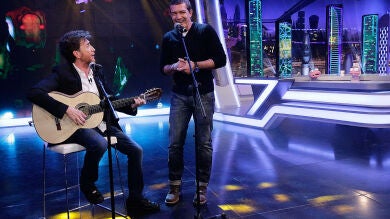 Antonio Banderas y Pablo Motos hacen una versión de ‘La canción del Mariachi’ 