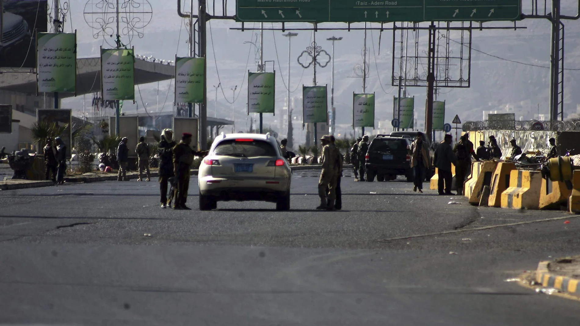 Soldados yemeníes cortan las calles Soldados yemeníes cortan las calles