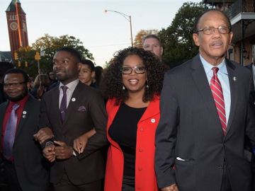 Oprah winfrey en la marcha junto a sus compañeros de reparto Oprah winfrey en la marcha junto a sus compañeros de reparto