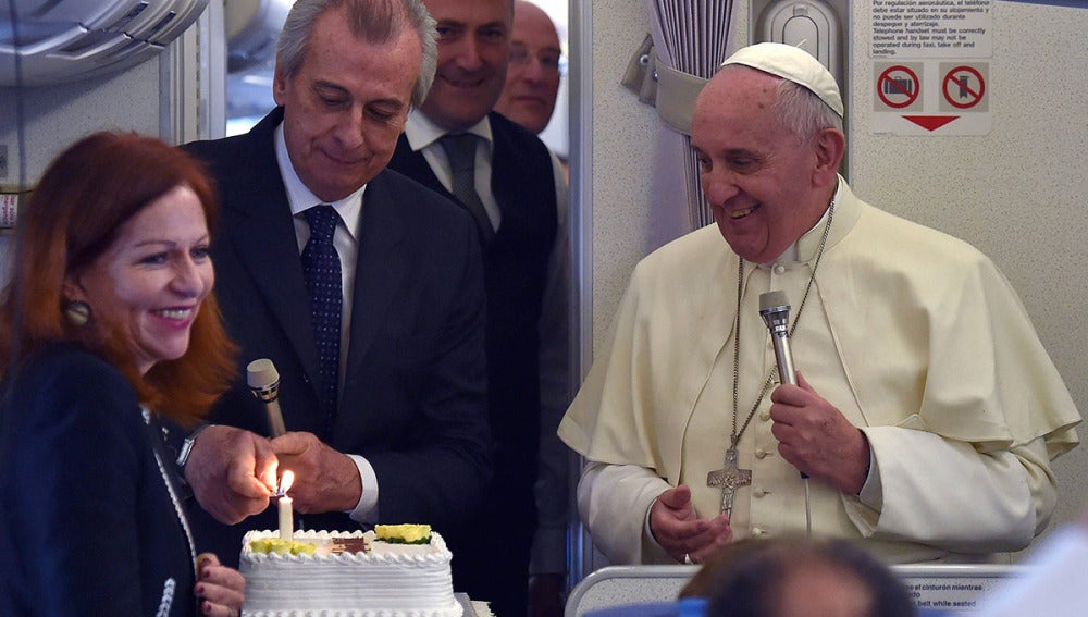 El Papa Francisco, en su vuelo de vuelta desde Asia