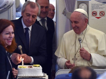 El Papa Francisco, en su vuelo de vuelta desde Asia