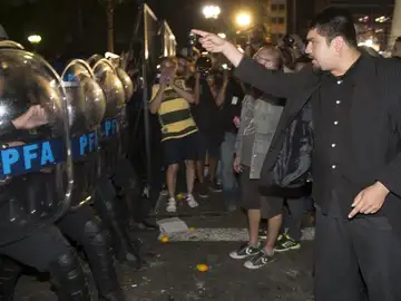 Un grupo de manifestantes se enfrenta a la Policía en Buenos Aires Un grupo de manifestantes se enfrenta a la Policía en Buenos Aires