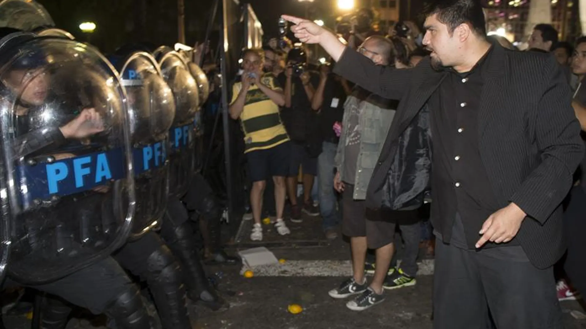 Un grupo de manifestantes se enfrenta a la Policía en Buenos Aires Un grupo de manifestantes se enfrenta a la Policía en Buenos Aires
