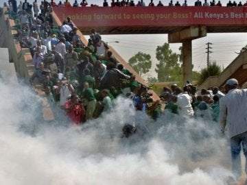 La policía en Kenia disuelve una protesa de niños con gases lacrimógenos