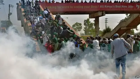 La policía en Kenia disuelve una protesa de niños con gases lacrimógenos La policía en Kenia disuelve una protesa de niños con gases lacrimógenos