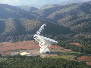 Telescopio cerca del pueblo Telescopio cerca del pueblo