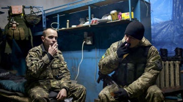 Dos soldados ucranianos fuman en una base de la localidad de Debaltseve