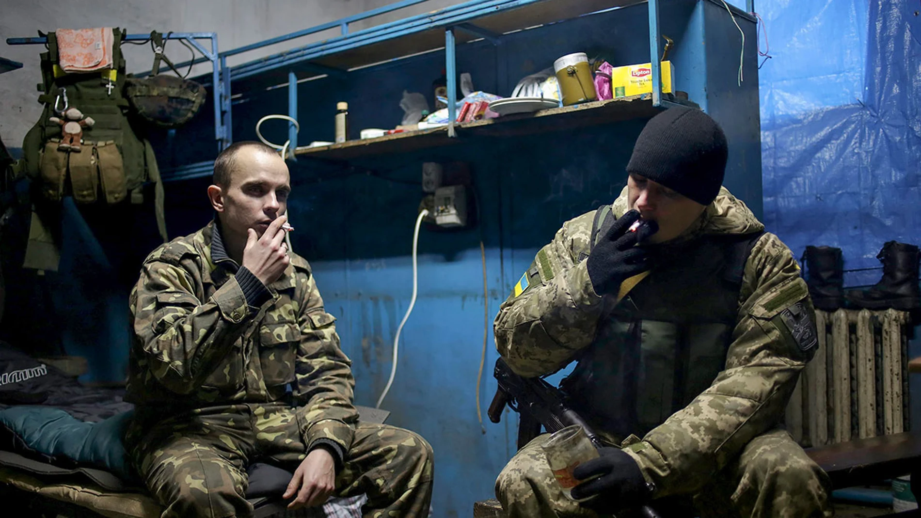 Dos soldados ucranianos fuman en una base de la localidad de Debaltseve Dos soldados ucranianos fuman en una base de la localidad de Debaltseve